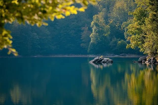 Jezioro Lubie w Pojezierzu Drawskim - raj dla miłośników natury